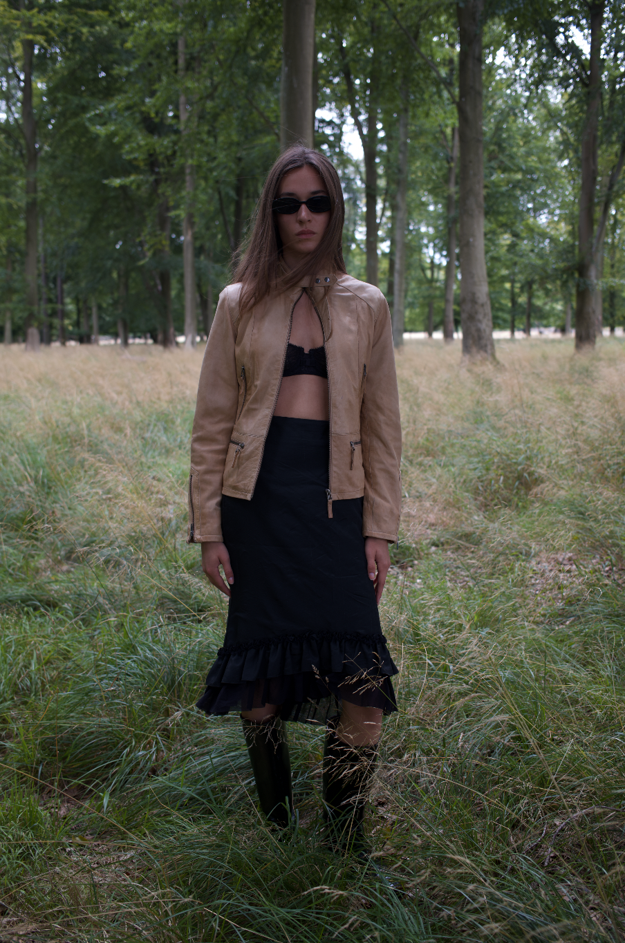 Sort nederdel m. flæsekant