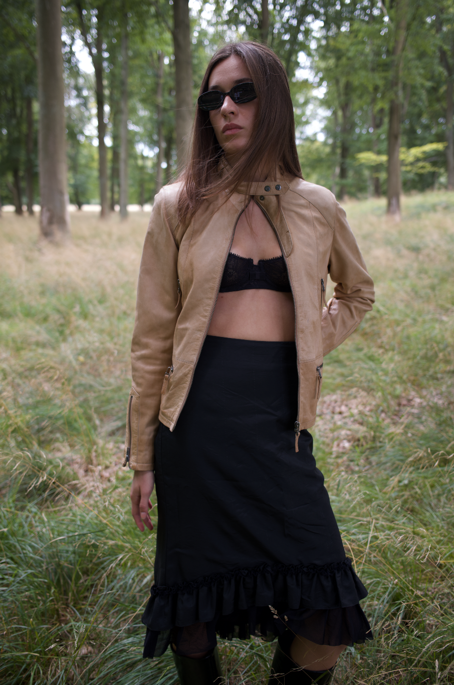 Sort nederdel m. flæsekant