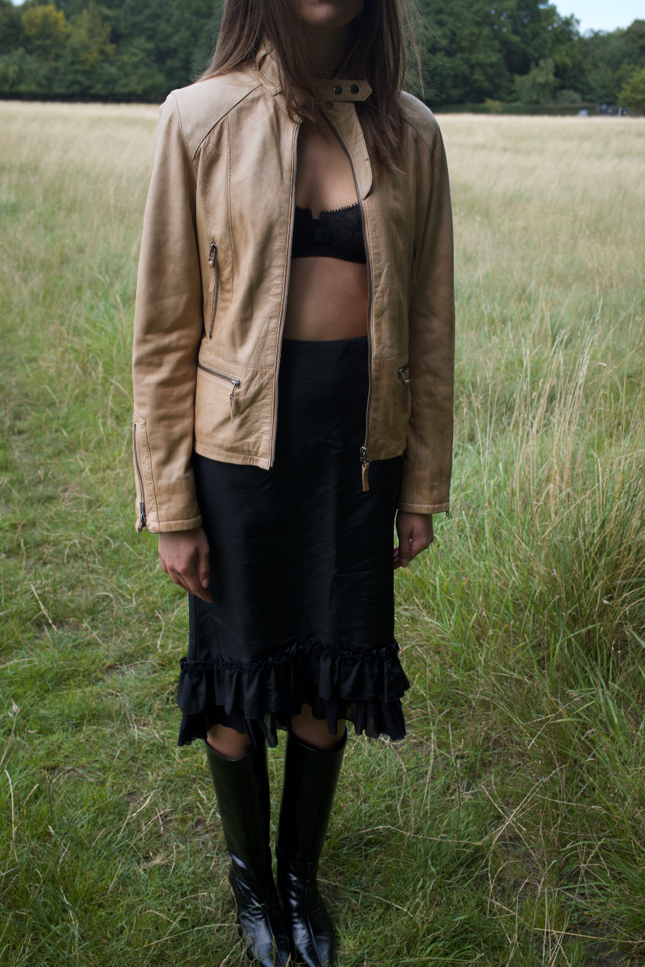 Sort nederdel m. flæsekant