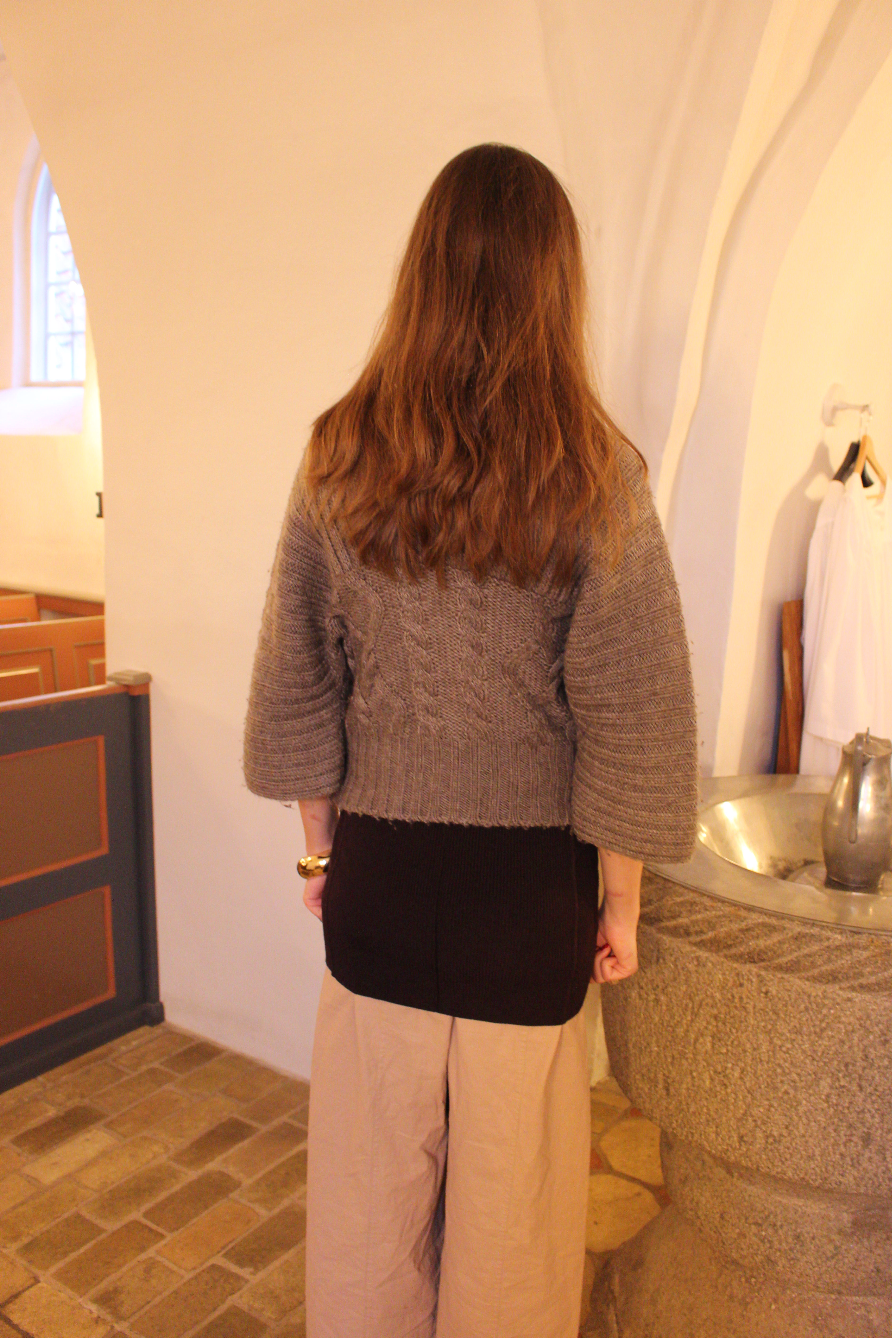 Strikket cardigan m. brede ærmer
